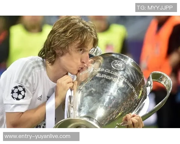 克罗斯：从中场指挥官到足球战术革新者的传奇之路